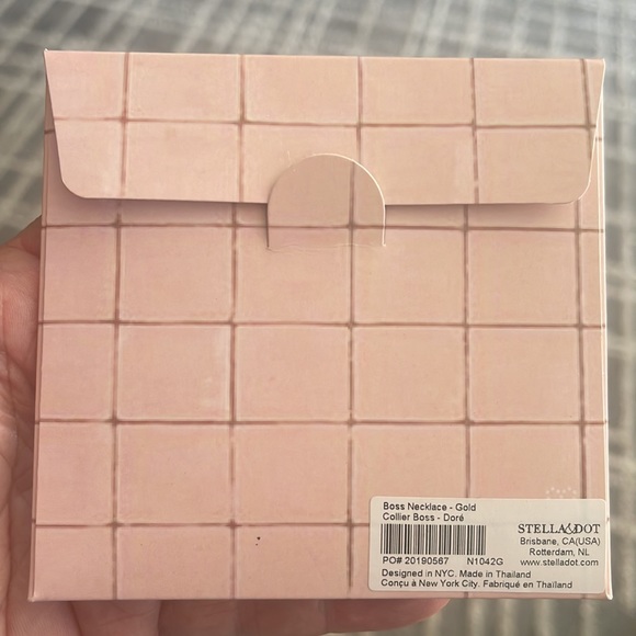 Stella & Dot Boss Necklace Gold NWT - Picture 2 of 2